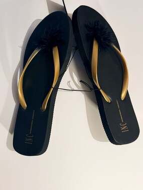 NWT INC International Concepts Black & Gold Feather Pom Pom Flip Flops Size 8/9